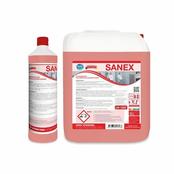 Zwei Behälter von Arcora SANEX GRUNDREINIGER UND ZEMENTSCHLEIERENTFERNER von Arcora International GmbH - eine Flasche, ein großer Kanister - beide mit roter Flüssigkeit. Etiketten mit Produkt- und Sicherheitsinformationen in deutscher Sprache.