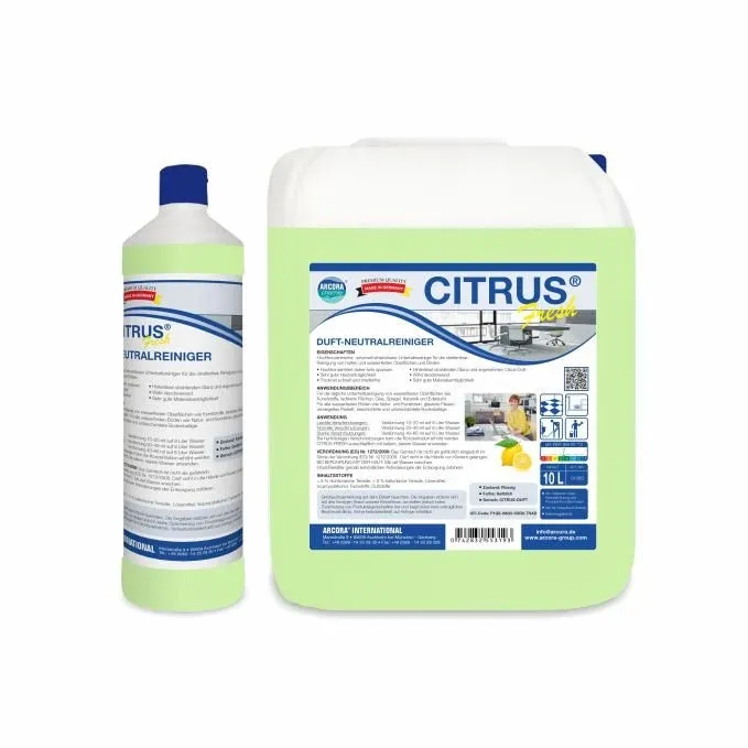 Abgebildet sind zwei Gebinde des Arcora CITRUS FRESH NEUTRALREINIGER von Arcora International GmbH: eine 1-Liter-Flasche und ein 10-Liter-Kanister, beide mit blauem Verschluss und Etiketten, die gereinigte Oberflächen, Zitronen und einen frischen Zitrusduft zeigen.