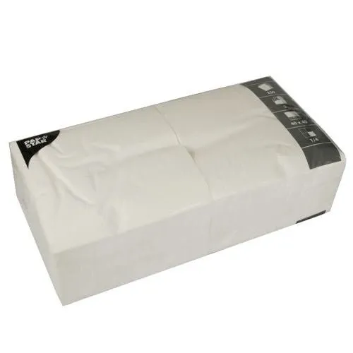 Eine versiegelte Packung PAPSTAR 250 Servietten, 3-lagig 1/4-Falz der PAPSTAR GmbH ist mit einem schwarzen Etikett oben links und einer Produktinformation oben rechts versehen. Die umweltfreundlichen Servietten sind gestapelt und in klarem Kunststoff verpackt.