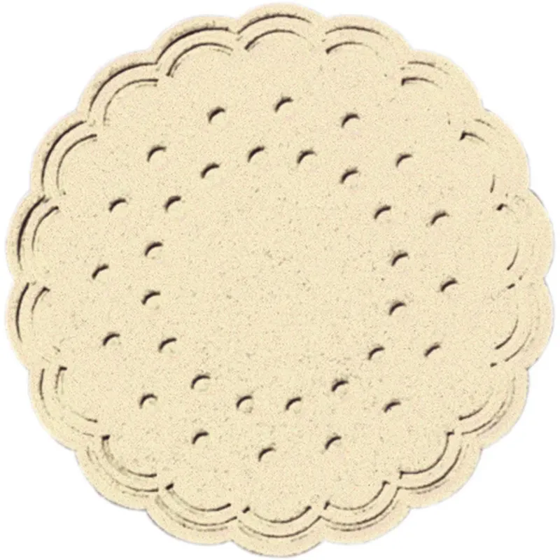Ein runder, beiger Keks mit Wellenkanten und gleichmäßig verteilten Löchern passt perfekt auf den Duni GmbH Tassenuntersetzer (Ø 7,5 cm), cremefarben, stilvoll gestaltet und in 250er-Packungen erhältlich.