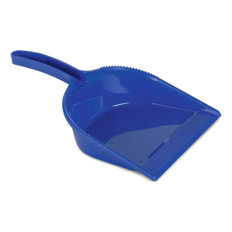 Eine blaue Nölle Profi Brush HACCP Kehrschaufel ohne Lippe aus Kunststoff mit Griff, gezackten Seitenkanten und flacher Vorderkante liegt leer auf weißem Hintergrund. Von Nölle Profi Brush Bürsten- & Pinseltechnik e.K.