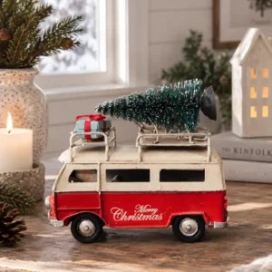 Auto mit Weihnachtsbaum und Geschenken