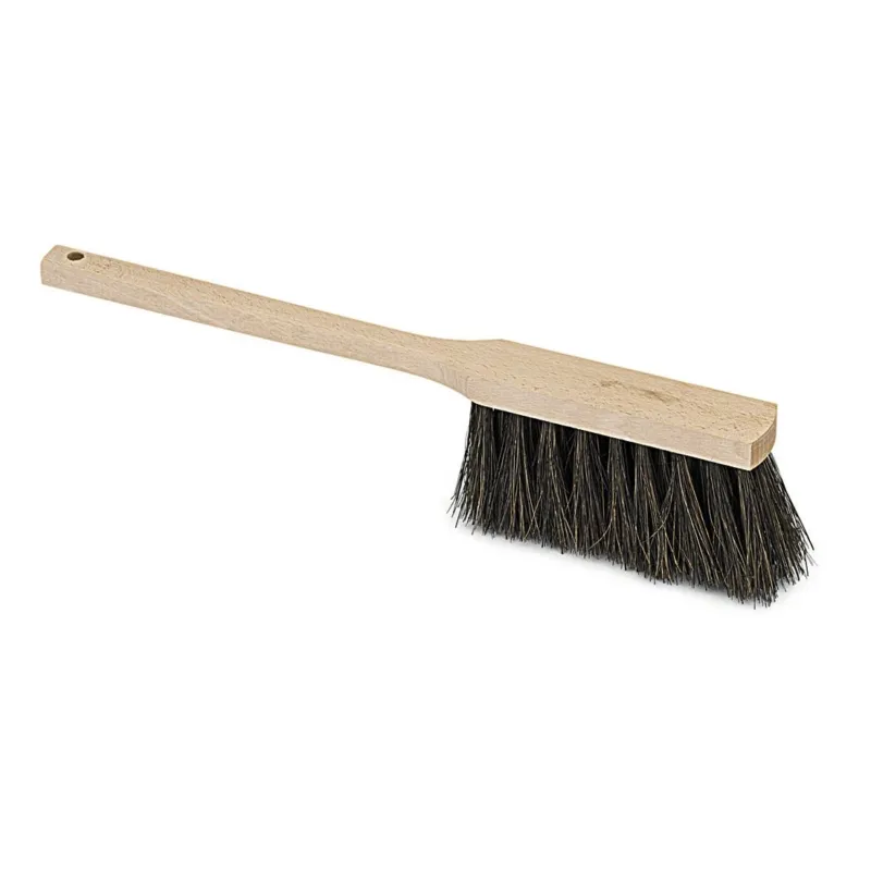 Der Nölle Profi Pinsel Langstielhandfeger 43 cm mit Arenga-Borsten, von Nölle Profi Pinsel Bürsten- & Pinseltechnik e.K., hat einen hellen Holzstiel mit Aufhängeloch und schwarze Borsten. Abgebildet vor weißem Hintergrund.