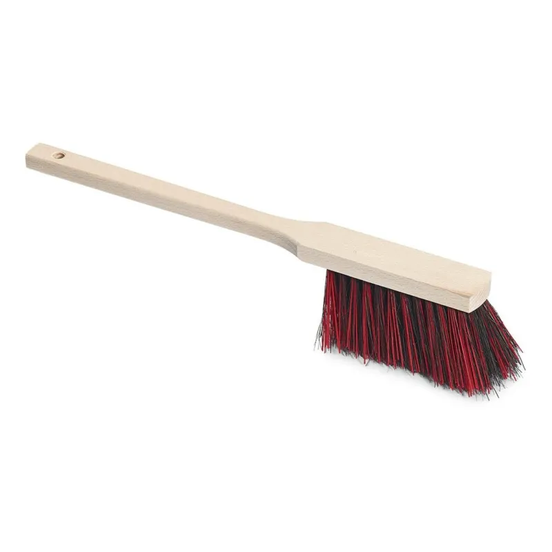 Die Nölle Profi-Bürste Langstielhandfeger 43 cm von Nölle Profi Brush Bürsten- & Pinseltechnik e.K. verfügt über abgewinkelte Arenga/Elaston-Borsten und einen Holzstiel mit Aufhängeloch, ideal zum präzisen Kehren oder Reinigen.