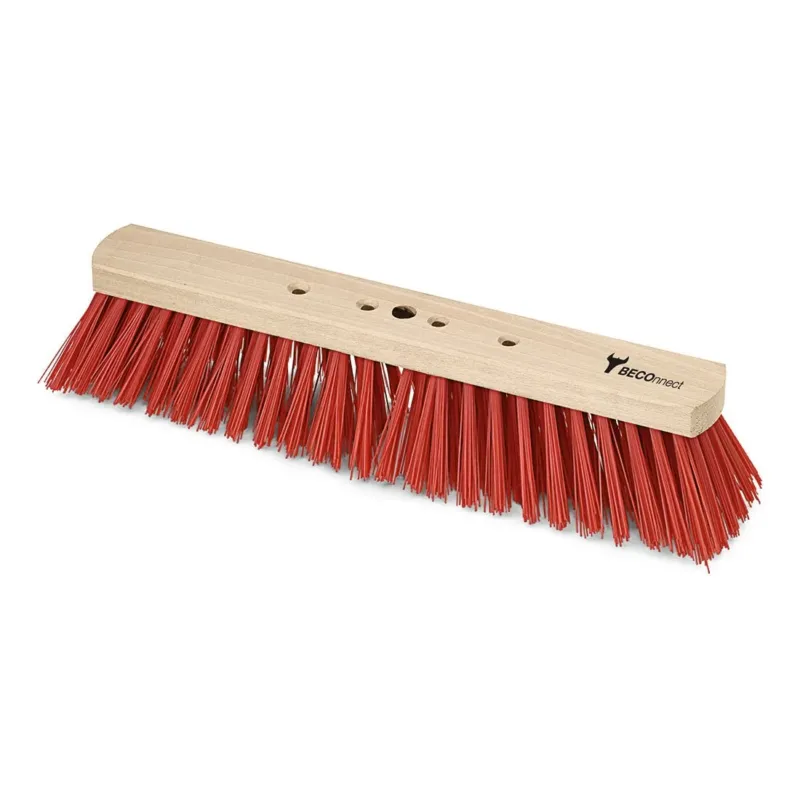 Der Nölle Profi Brush BECOnnect Saalbesen Elaston Holzkörper verfügt über einen rechteckigen Holzkopf mit dichten, gewinkelten roten Synthetikborsten und mehreren Grifflöchern, gebrandet von Nölle Profi Brush Bürsten- & Pinseltechnik e.K.