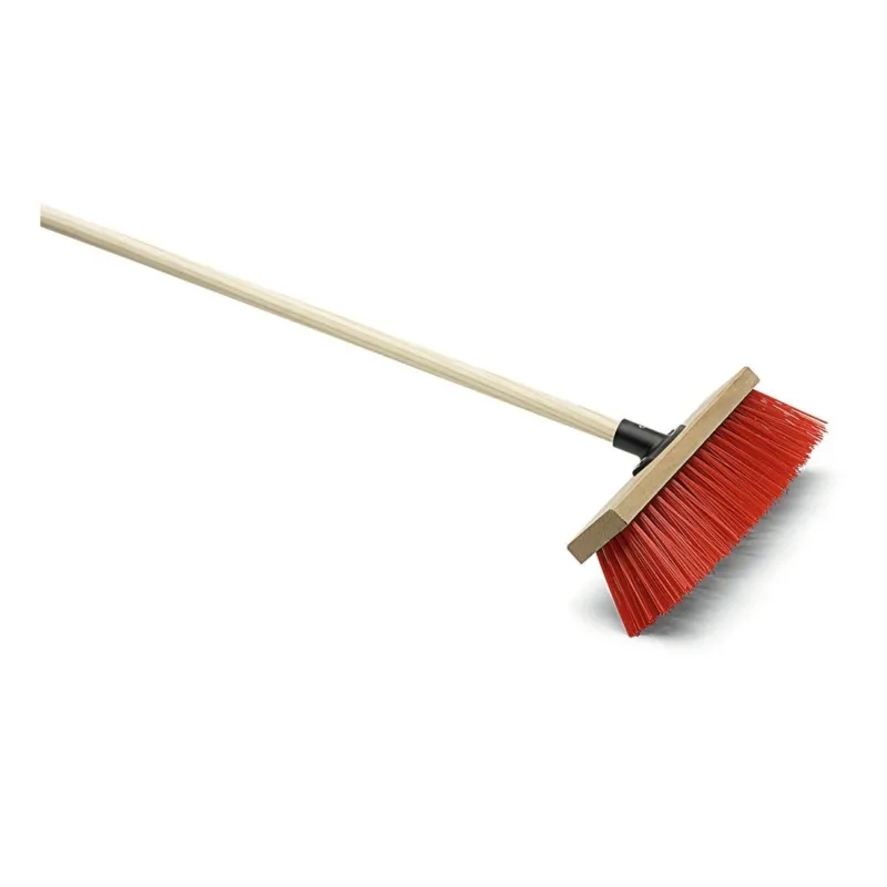Der Nölle Profi Brush Straßenbesen Elaston Power Stick, 40 cm mit 140 cm langem Stiel von Nölle Profi Brush Bürsten- & Pinseltechnik e.K., hat leuchtend rote Elaston-Borsten und einen hellbraunen, rechteckigen Kopf, der diagonal auf weißem Grund abgebildet ist.