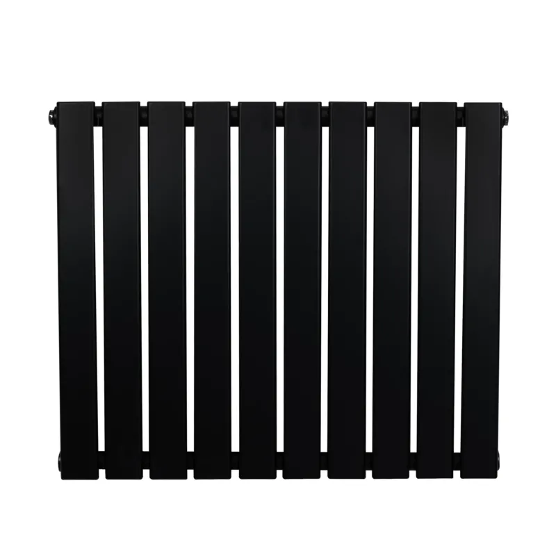 Flachheizkörper in Schwarz, 600mm x 700mm, mit schlanken, vertikalen Lamellen und glatter, mattschwarzer Oberfläche für modernes Wohndesign