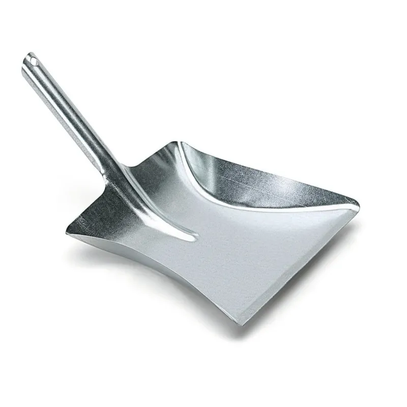 Der Nölle Profi Brush Kehrschaufel Metall verzinkt (39x24 cm, Düllgriff) von Nölle Profi Brush Bürsten- & Pinseltechnik e.K. hat einen kurzen, abgewinkelten Stiel, erhabene Kanten und ein Aufhängeloch - abgebildet auf einem schlichten weißen Hintergrund.