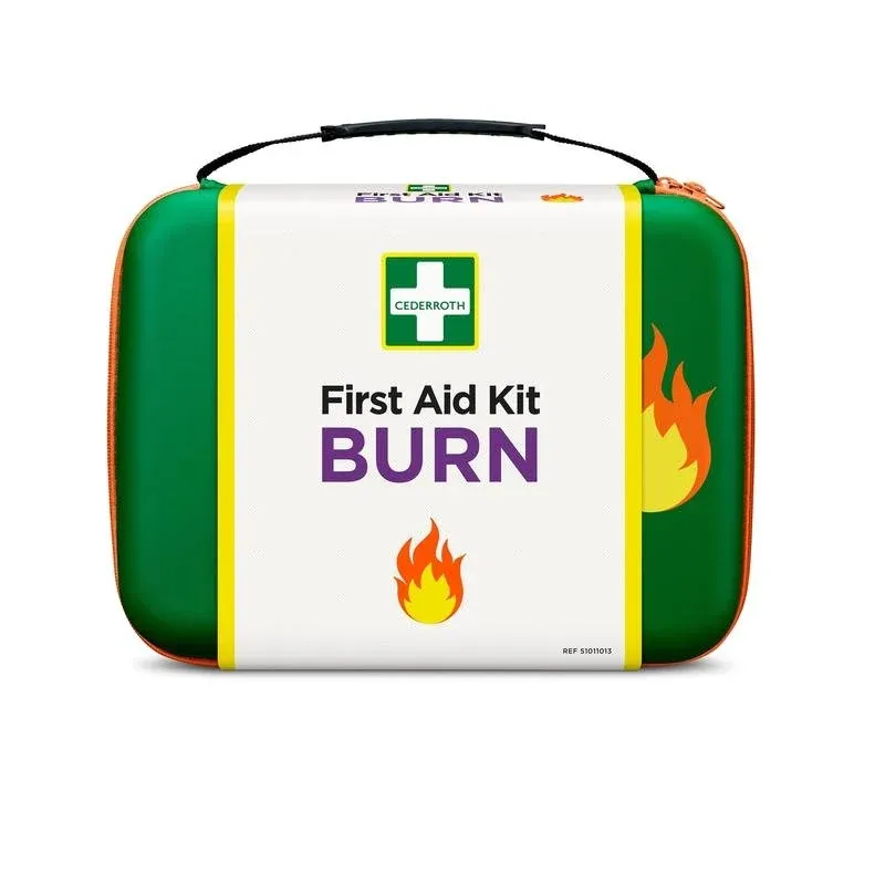 Ein grün-weißer Verbandskasten mit der Aufschrift "Cederroth erste-hilfe-set für verbrennungen" mit Flammensymbolen und einem oberen Griff. Der Markenname "Orkla Wound Care AB" ist über einem grünen Kreuz auf dem Koffer abgebildet.