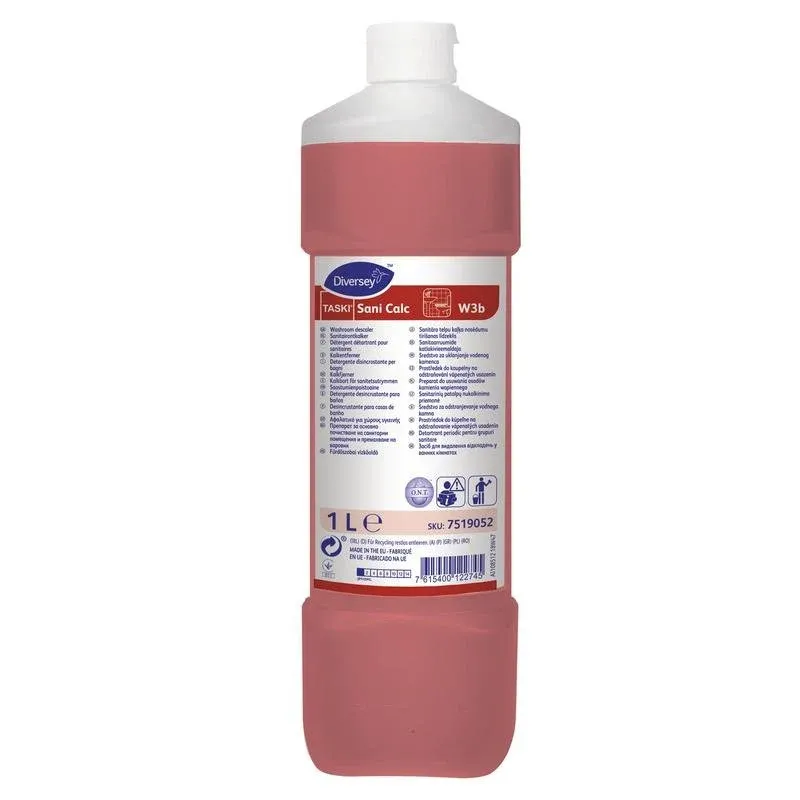 Eine 1-Liter-Flasche TASKI Sani Calc Sanitär-Grundreiniger von Diversey mit roter Flüssigkeit, weißem Deckel und Anwendungshinweisen-ideal zur effektiven Entfernung von Kalkablagerungen dank Phosphorsäure.