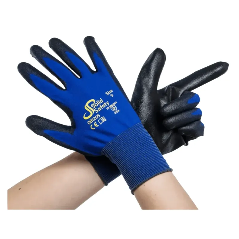 Ein Paar verschränkter Arme mit ultraleichten blauen und schwarzen Sicherheitshandschuhen AMPri SolidSafety Tough Fine Touch strahlt Premium-Qualität aus. Die offene Handfläche des linken Handschuhs zeigt nach vorne, während die rechte die Form einer Fingerpistole hat. Diese Handschuhe zeigen stolz das Logo der AMPri Handelsgesellschaft mbH und Größeninformationen von XS bis XXL und sorgen so für zuverlässige Leistung.