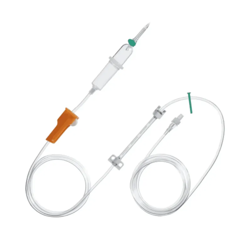 Das Bild zeigt das B. Braun Infusomat® Space Leitung SafeSet von B. Braun Deutschland GmbH & Co. KG, das einen durchsichtigen Kunststoffschlauch mit flexibler Verlängerung, einen orangefarbenen Durchflussregler und eine weiße Tropfkammer mit Airstop-Membran-Technologie umfasst. Dieses medizinische Infusionsset wird typischerweise zur intravenösen Flüssigkeitsverabreichung verwendet.