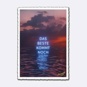 Postkarte mit dunkelviolettem Himmel und Wasserreflexion, Schriftzug "DAS BESTE KOMMT NOCH"