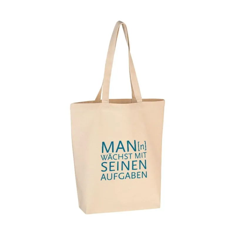 Eine Tasche mit blauen Print und lustigen spruch ''Man wächst mit seinen aufgaben'' von 17;30