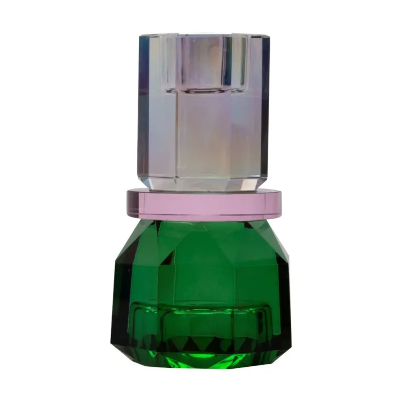 Ein kleiner wendbarer Kerzenhalter aus Glas in Regenbogen, Dunkelgrün und Pink Kristall-Optik, bestehend aus mehreren geometrischen Flächen.