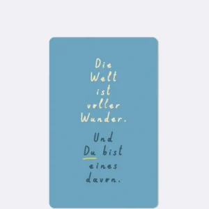 Mini Postkarte in Blau mit Schriftzug "Die Welt ist voller Wunder." Und Du bist eines davon