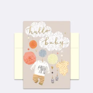 Doppelkarte mit Wolken und Babykleidung in Pastellfarben mit Schriftzug "hallo baby"
