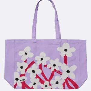 Einkaufstasche aus Baumwolle in Lila mit weißen Blumen und Schriftzug "NO RAIN NO FLOWERS"