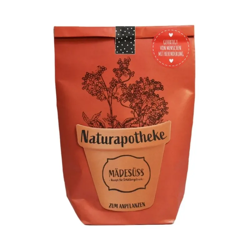 Rote Wundertüte mit einem aufgeklebten Tontopf und der Schrift "Naturapotheke" "Mädesüss" und aufgedruckten Kräutern die aus dem topf "wachsen"