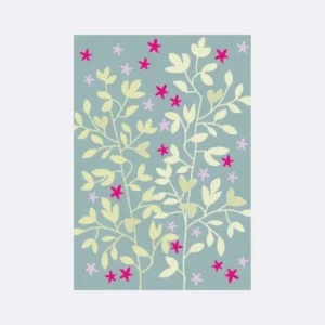 Postkarte mit Blättermotiv in Beige und pinken sowie lila Sternen auf hellblauem Hintergrund