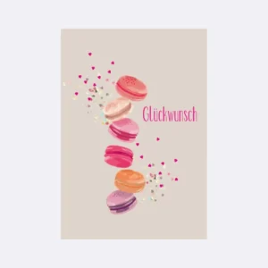 Postkarte mit bunten Macarons und Herzkonfetti mit Schriftzug "Glückwunsch"
