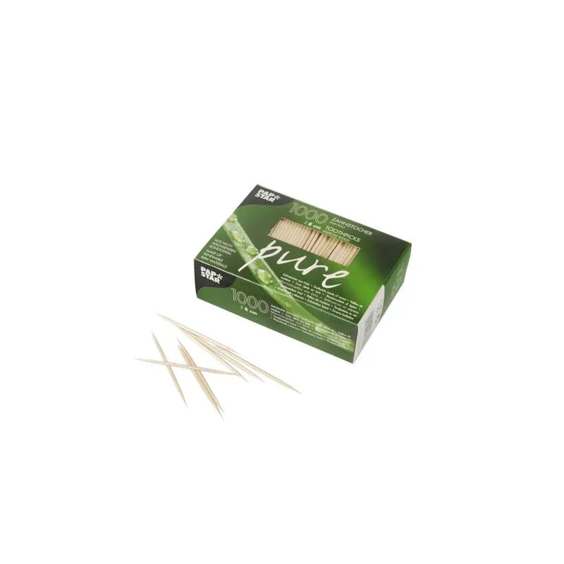 Gezeigt wird eine grüne Faltschachtel mit der Aufschrift „PAPSTAR ‚pure‘“ der PAPSTAR GmbH, die 1.000 biologisch abbaubare Holz-Zahnstocher mit einer Länge von 8 cm enthält. Mehrere Zahnstocher liegen verstreut außerhalb der Faltschachtel, die ein Bambusbild trägt, um das Thema Umweltfreundlichkeit hervorzuheben.
