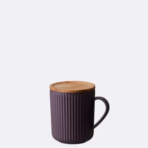 Tasse mit Holzdeckel in violett