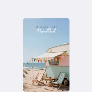 Postkarte mit pastellfarbenem Wohnwagen und Strandmotiv mit Schriftzug "HEIMAT HAT Meerblick"