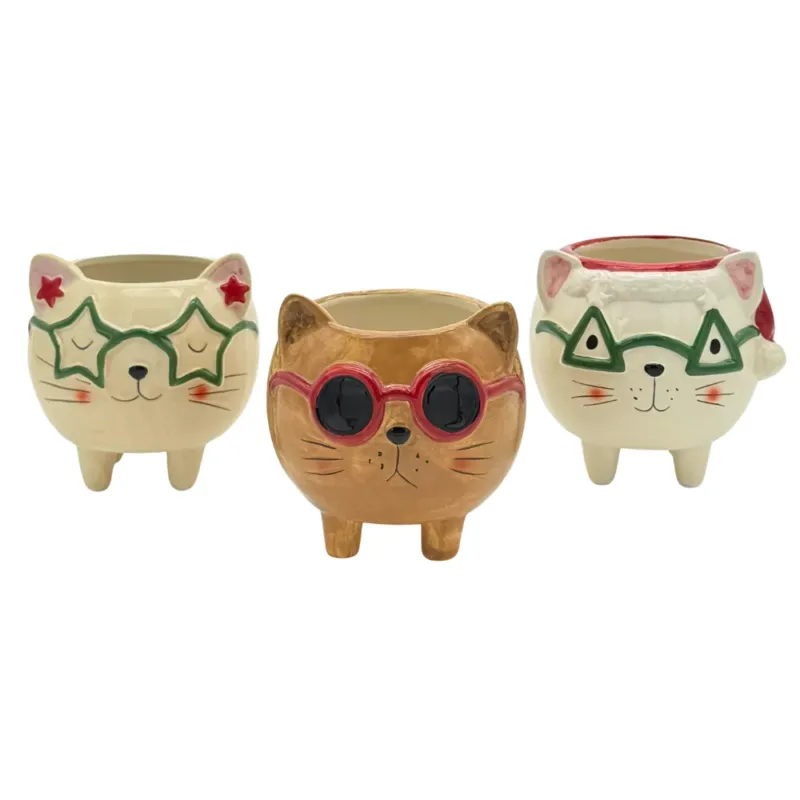 3 Katzen pflanzentöpfe braun, beige und weiß Katzen mit sonnenbrillen und weihnachtsmütze, drei verschiedene Katzen schalen aus keramik