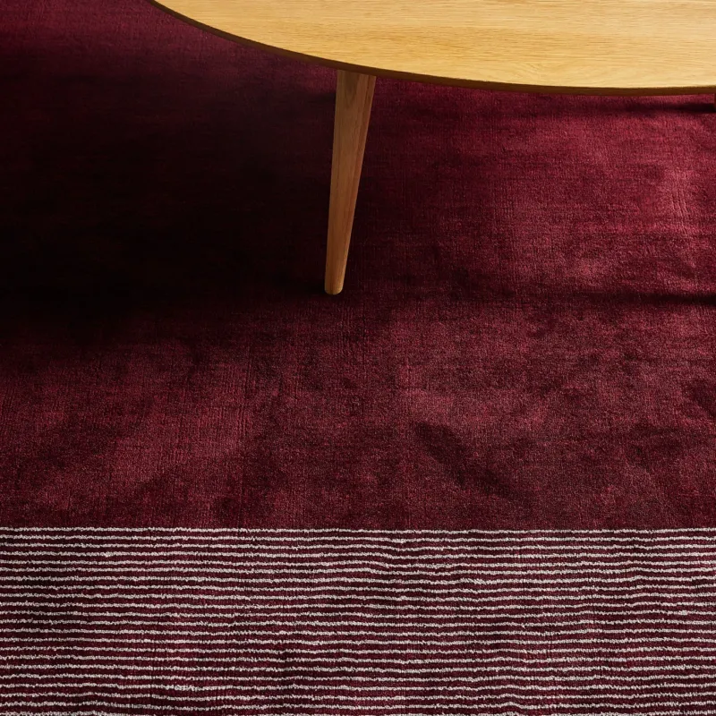 iconbydesign-trea-nz-wool-rug-160x230-cm-berry-red--RF6AVA--lifestyle-1_detail-texture-b.webp