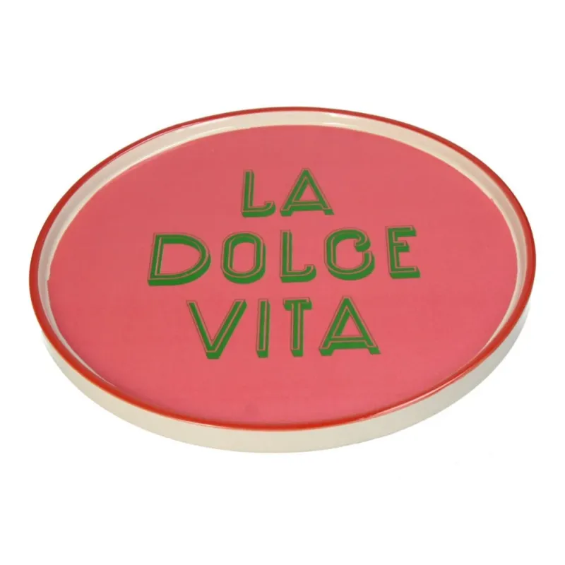 Pinker Antipasti Teller mit einer grünen Schrift "La Dolce Vita" und einem rechtwinkligen roten Rand