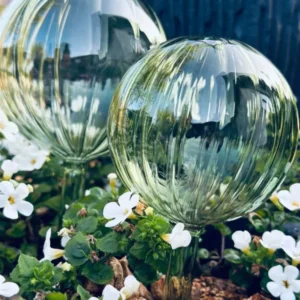 Kugler i grøn glas - Sæt af 2 stk til vanding af blomster - VIAMAJA.DK