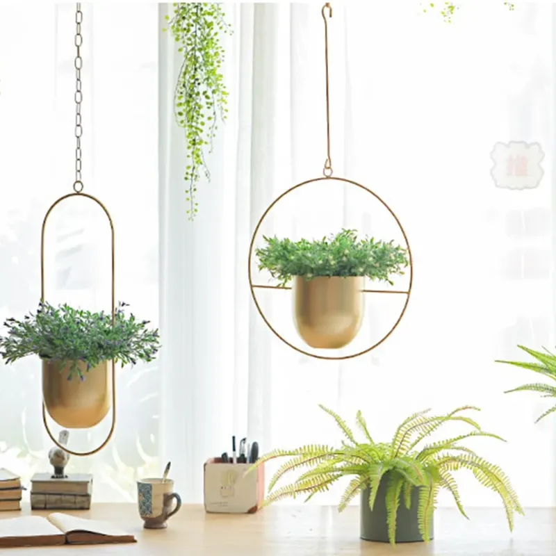 Blumentopf zum Aufhängen aus Metall im nordischen Stil